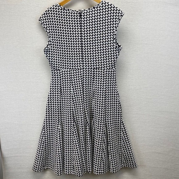 Taylor Women's Black White Houndstooth Fit Flare Dress Size 10 Cap Sleeve V Neck - Picture 3 of 11